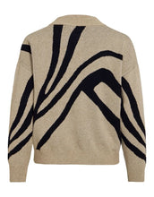 Laden Sie das Bild in den Galerie-Viewer, Pullover Vitif Knit von VILA in Natural Melange Black/Animal mit Jacquard-Muster, Halterneck und überschnittenen Schultern