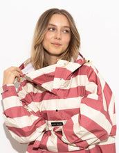 Laden Sie das Bild in den Galerie-Viewer, Raincoat Bold Stripes Blush/Sand von VIVI MARI: Langer, wasserdichter Regenmantel im Streifen-Design, oversized geschnitten mit Kapuze, Knopfleiste, Klettverschluss-Manschetten und praktischen Taschen – nachhaltig aus recyceltem Polyester gefertigt.