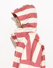 Laden Sie das Bild in den Galerie-Viewer, Raincoat Bold Stripes Blush/Sand von VIVI MARI: Langer, wasserdichter Regenmantel im Streifen-Design, oversized geschnitten mit Kapuze, Knopfleiste, Klettverschluss-Manschetten und praktischen Taschen – nachhaltig aus recyceltem Polyester gefertigt.