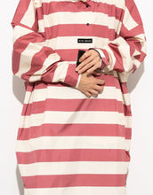 Laden Sie das Bild in den Galerie-Viewer, Raincoat Bold Stripes Blush/Sand von VIVI MARI: Langer, wasserdichter Regenmantel im Streifen-Design, oversized geschnitten mit Kapuze, Knopfleiste, Klettverschluss-Manschetten und praktischen Taschen – nachhaltig aus recyceltem Polyester gefertigt.