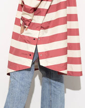 Laden Sie das Bild in den Galerie-Viewer, Raincoat Bold Stripes Blush/Sand von VIVI MARI: Langer, wasserdichter Regenmantel im Streifen-Design, oversized geschnitten mit Kapuze, Knopfleiste, Klettverschluss-Manschetten und praktischen Taschen – nachhaltig aus recyceltem Polyester gefertigt.