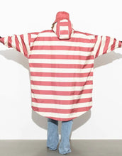 Laden Sie das Bild in den Galerie-Viewer, Raincoat Bold Stripes Blush/Sand von VIVI MARI: Langer, wasserdichter Regenmantel im Streifen-Design, oversized geschnitten mit Kapuze, Knopfleiste, Klettverschluss-Manschetten und praktischen Taschen – nachhaltig aus recyceltem Polyester gefertigt.