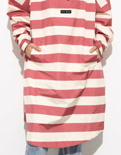 Laden Sie das Bild in den Galerie-Viewer, Raincoat Bold Stripes Blush/Sand von VIVI MARI: Langer, wasserdichter Regenmantel im Streifen-Design, oversized geschnitten mit Kapuze, Knopfleiste, Klettverschluss-Manschetten und praktischen Taschen – nachhaltig aus recyceltem Polyester gefertigt.