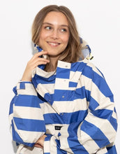 Laden Sie das Bild in den Galerie-Viewer, Raincoat Bold Stripes Blue/Sand von VIVI MARI – wasserdichtes Cape aus recyceltem Polyester in Oversize-Passform mit Kapuze, Klettverschluss-Manschetten und seitlichen Taschen, nachhaltig und funktional für Stadt, Fahrrad und Alltag