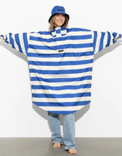 Laden Sie das Bild in den Galerie-Viewer, Raincoat Bold Stripes Blue/Sand von VIVI MARI – wasserdichtes Cape aus recyceltem Polyester in Oversize-Passform mit Kapuze, Klettverschluss-Manschetten und seitlichen Taschen, nachhaltig und funktional für Stadt, Fahrrad und Alltag