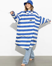 Laden Sie das Bild in den Galerie-Viewer, Raincoat Bold Stripes Blue/Sand von VIVI MARI – wasserdichtes Cape aus recyceltem Polyester in Oversize-Passform mit Kapuze, Klettverschluss-Manschetten und seitlichen Taschen, nachhaltig und funktional für Stadt, Fahrrad und Alltag