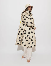 Laden Sie das Bild in den Galerie-Viewer, Raincoat Bold Stripes Dots Black/Sand von VIVI MARI: Langer, wasserdichter Regenmantel im Streifen-Design, oversized geschnitten mit Kapuze, Knopfleiste, Klettverschluss-Manschetten und praktischen Taschen – nachhaltig aus recyceltem Polyester gefertigt.