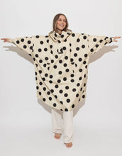 Laden Sie das Bild in den Galerie-Viewer, Raincoat Bold Stripes Dots Black/Sand von VIVI MARI: Langer, wasserdichter Regenmantel im Streifen-Design, oversized geschnitten mit Kapuze, Knopfleiste, Klettverschluss-Manschetten und praktischen Taschen – nachhaltig aus recyceltem Polyester gefertigt.