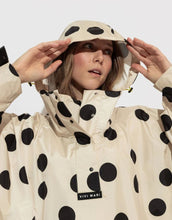 Laden Sie das Bild in den Galerie-Viewer, Raincoat Bold Stripes Dots Black/Sand von VIVI MARI: Langer, wasserdichter Regenmantel im Streifen-Design, oversized geschnitten mit Kapuze, Knopfleiste, Klettverschluss-Manschetten und praktischen Taschen – nachhaltig aus recyceltem Polyester gefertigt.