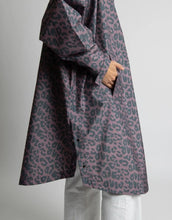 Laden Sie das Bild in den Galerie-Viewer, Raincoat I Leo Splashes/Dark Grey - Ash Plum