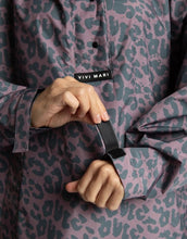 Laden Sie das Bild in den Galerie-Viewer, Raincoat I Leo Splashes/Dark Grey - Ash Plum