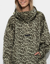 Laden Sie das Bild in den Galerie-Viewer, Raincoat Leo Splashes Navy Oliv von VIVI MARI: Langer, wasserdichter Regenmantel im Streifen-Design, oversized geschnitten mit Kapuze, Knopfleiste, Klettverschluss-Manschetten und praktischen Taschen – nachhaltig aus recyceltem Polyester gefertigt.