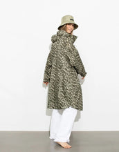 Laden Sie das Bild in den Galerie-Viewer, Raincoat Leo Splashes Navy Oliv von VIVI MARI: Langer, wasserdichter Regenmantel im Streifen-Design, oversized geschnitten mit Kapuze, Knopfleiste, Klettverschluss-Manschetten und praktischen Taschen – nachhaltig aus recyceltem Polyester gefertigt.