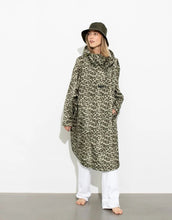 Laden Sie das Bild in den Galerie-Viewer, Raincoat Leo Splashes Navy Oliv von VIVI MARI: Langer, wasserdichter Regenmantel im Streifen-Design, oversized geschnitten mit Kapuze, Knopfleiste, Klettverschluss-Manschetten und praktischen Taschen – nachhaltig aus recyceltem Polyester gefertigt.