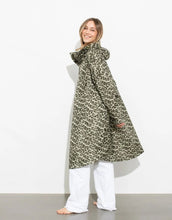 Laden Sie das Bild in den Galerie-Viewer, Raincoat Leo Splashes Navy Oliv von VIVI MARI: Langer, wasserdichter Regenmantel im Streifen-Design, oversized geschnitten mit Kapuze, Knopfleiste, Klettverschluss-Manschetten und praktischen Taschen – nachhaltig aus recyceltem Polyester gefertigt.