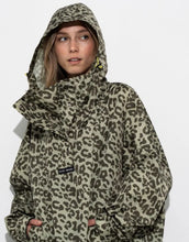 Laden Sie das Bild in den Galerie-Viewer, Raincoat Leo Splashes Navy Oliv von VIVI MARI: Langer, wasserdichter Regenmantel im Streifen-Design, oversized geschnitten mit Kapuze, Knopfleiste, Klettverschluss-Manschetten und praktischen Taschen – nachhaltig aus recyceltem Polyester gefertigt.