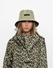 Laden Sie das Bild in den Galerie-Viewer, Raincoat Leo Splashes Navy Oliv von VIVI MARI: Langer, wasserdichter Regenmantel im Streifen-Design, oversized geschnitten mit Kapuze, Knopfleiste, Klettverschluss-Manschetten und praktischen Taschen – nachhaltig aus recyceltem Polyester gefertigt.