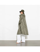 Laden Sie das Bild in den Galerie-Viewer, Raincoat Leo Splashes Navy Oliv von VIVI MARI: Langer, wasserdichter Regenmantel im Streifen-Design, oversized geschnitten mit Kapuze, Knopfleiste, Klettverschluss-Manschetten und praktischen Taschen – nachhaltig aus recyceltem Polyester gefertigt.