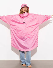 Laden Sie das Bild in den Galerie-Viewer, Raincoat Bold Stripes Soft Pink von VIVI MARI: Langer, wasserdichter Regenmantel im Streifen-Design, oversized geschnitten mit Kapuze, Knopfleiste, Klettverschluss-Manschetten und praktischen Taschen – nachhaltig aus recyceltem Polyester gefertigt.