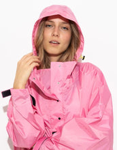 Laden Sie das Bild in den Galerie-Viewer, Raincoat Bold Stripes Soft Pink von VIVI MARI: Langer, wasserdichter Regenmantel im Streifen-Design, oversized geschnitten mit Kapuze, Knopfleiste, Klettverschluss-Manschetten und praktischen Taschen – nachhaltig aus recyceltem Polyester gefertigt.