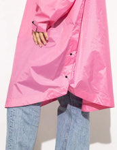Laden Sie das Bild in den Galerie-Viewer, Raincoat Bold Stripes Soft Pink von VIVI MARI: Langer, wasserdichter Regenmantel im Streifen-Design, oversized geschnitten mit Kapuze, Knopfleiste, Klettverschluss-Manschetten und praktischen Taschen – nachhaltig aus recyceltem Polyester gefertigt.
