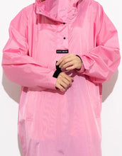 Laden Sie das Bild in den Galerie-Viewer, Raincoat Bold Stripes Soft Pink von VIVI MARI: Langer, wasserdichter Regenmantel im Streifen-Design, oversized geschnitten mit Kapuze, Knopfleiste, Klettverschluss-Manschetten und praktischen Taschen – nachhaltig aus recyceltem Polyester gefertigt.