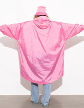 Laden Sie das Bild in den Galerie-Viewer, Raincoat Bold Stripes Soft Pink von VIVI MARI: Langer, wasserdichter Regenmantel im Streifen-Design, oversized geschnitten mit Kapuze, Knopfleiste, Klettverschluss-Manschetten und praktischen Taschen – nachhaltig aus recyceltem Polyester gefertigt.
