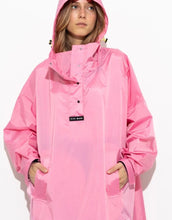 Laden Sie das Bild in den Galerie-Viewer, Raincoat Bold Stripes Soft Pink von VIVI MARI: Langer, wasserdichter Regenmantel im Streifen-Design, oversized geschnitten mit Kapuze, Knopfleiste, Klettverschluss-Manschetten und praktischen Taschen – nachhaltig aus recyceltem Polyester gefertigt.