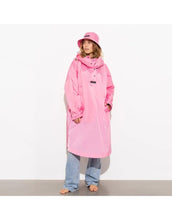 Laden Sie das Bild in den Galerie-Viewer, Raincoat Bold Stripes Soft Pink von VIVI MARI: Langer, wasserdichter Regenmantel im Streifen-Design, oversized geschnitten mit Kapuze, Knopfleiste, Klettverschluss-Manschetten und praktischen Taschen – nachhaltig aus recyceltem Polyester gefertigt.