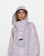Laden Sie das Bild in den Galerie-Viewer, Wasserdichter Raincoat Leo Splashes Lavender/Grey von VIVI MARI im Oversize-Fit, aus 100 % recyceltem Polyester mit Kapuze, verstellbaren Manschetten, Taschen und modernem Leo-Muster – ideal für Stadt, Spaziergang oder Fahrrad