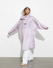 Laden Sie das Bild in den Galerie-Viewer, Wasserdichter Raincoat Leo Splashes Lavender/Grey von VIVI MARI im Oversize-Fit, aus 100 % recyceltem Polyester mit Kapuze, verstellbaren Manschetten, Taschen und modernem Leo-Muster – ideal für Stadt, Spaziergang oder Fahrrad