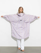 Laden Sie das Bild in den Galerie-Viewer, Wasserdichter Raincoat Leo Splashes Lavender/Grey von VIVI MARI im Oversize-Fit, aus 100 % recyceltem Polyester mit Kapuze, verstellbaren Manschetten, Taschen und modernem Leo-Muster – ideal für Stadt, Spaziergang oder Fahrrad