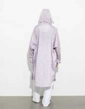 Laden Sie das Bild in den Galerie-Viewer, Wasserdichter Raincoat Leo Splashes Lavender/Grey von VIVI MARI im Oversize-Fit, aus 100 % recyceltem Polyester mit Kapuze, verstellbaren Manschetten, Taschen und modernem Leo-Muster – ideal für Stadt, Spaziergang oder Fahrrad
