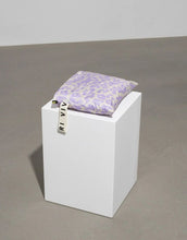 Laden Sie das Bild in den Galerie-Viewer, Wasserdichter Raincoat Leo Splashes Lavender/Grey von VIVI MARI im Oversize-Fit, aus 100 % recyceltem Polyester mit Kapuze, verstellbaren Manschetten, Taschen und modernem Leo-Muster – ideal für Stadt, Spaziergang oder Fahrrad