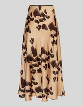 Laden Sie das Bild in den Galerie-Viewer, Clarette Rock Irida von MSCH Copenhagen in Iced Coffee Leo – fließender Maxirock mit Leopardenmuster, elastischem Bund und weichem Viskosemix. Stylisch, bequem und vielseitig kombinierbar.