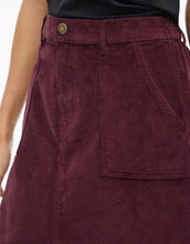 Laden Sie das Bild in den Galerie-Viewer, A-Linien-Rock Vifrosta in Burgunderrot (Fig) aus Cord von VILA, High-Waist-Schnitt mit Knopf- und Reißverschluss – eleganter Herbst- und Winterlook.