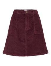 Laden Sie das Bild in den Galerie-Viewer, A-Linien-Rock Vifrosta in Burgunderrot (Fig) aus Cord von VILA, High-Waist-Schnitt mit Knopf- und Reißverschluss – eleganter Herbst- und Winterlook.
