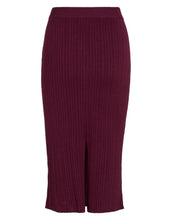 Laden Sie das Bild in den Galerie-Viewer, VILA Rock Rib Midi Knit Vinelly in der Farbe Fig – figurbetonter Midi-Strickrock in Rippoptik