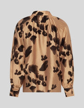 Laden Sie das Bild in den Galerie-Viewer, Shirt Nilla Romina I Iced Coffee Leo