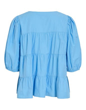 Laden Sie das Bild in den Galerie-Viewer, VILA Shirt Vikelli hellblau mit 3/4-Ärmeln, Volants und lockerem Schnitt.
