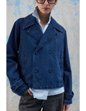 Laden Sie das Bild in den Galerie-Viewer, Kurzer Denim Trenchcoat Vinata von VILA in Dark Denim Blue mit Reverskragen und doppelreihiger Knopfleiste.