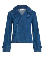 Laden Sie das Bild in den Galerie-Viewer, Kurzer Denim Trenchcoat Vinata von VILA in Dark Denim Blue mit Reverskragen und doppelreihiger Knopfleiste.