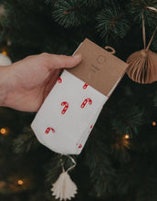 Laden Sie das Bild in den Galerie-Viewer, Weiße Socken Zuckerstangen von Eulenschnitt mit gesticktem Zuckerstangen-Motiv, gefertigt aus Bio-Baumwolle, recyceltem Polyamid und Elastan.