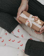 Laden Sie das Bild in den Galerie-Viewer, Weiße Socken Zuckerstangen von Eulenschnitt mit gesticktem Zuckerstangen-Motiv, gefertigt aus Bio-Baumwolle, recyceltem Polyamid und Elastan.