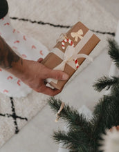 Laden Sie das Bild in den Galerie-Viewer, Weiße Socken Zuckerstangen von Eulenschnitt mit gesticktem Zuckerstangen-Motiv, gefertigt aus Bio-Baumwolle, recyceltem Polyamid und Elastan.
