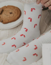 Laden Sie das Bild in den Galerie-Viewer, Weiße Socken Zuckerstangen von Eulenschnitt mit gesticktem Zuckerstangen-Motiv, gefertigt aus Bio-Baumwolle, recyceltem Polyamid und Elastan.