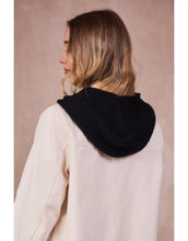 Laden Sie das Bild in den Galerie-Viewer, Sophie Scarf Hood Schwarz – luxuriöser Schal aus Kaschmir, Merinowolle, Viskose und recyceltem Polyamid, hergestellt in Italien, weich, warm und vielseitig tragbar.