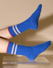 Laden Sie das Bild in den Galerie-Viewer, Stricksocken in Königsblau von POPEIA aus recycelter Wolle, nachhaltig produziert in Portugal, super weich und wärmend, perfekt für Alltag und Wintertage