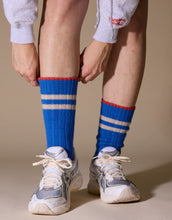 Laden Sie das Bild in den Galerie-Viewer, Stricksocken in Königsblau von POPEIA aus recycelter Wolle, nachhaltig produziert in Portugal, super weich und wärmend, perfekt für Alltag und Wintertage