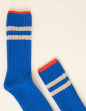 Laden Sie das Bild in den Galerie-Viewer, Stricksocken in Königsblau von POPEIA aus recycelter Wolle, nachhaltig produziert in Portugal, super weich und wärmend, perfekt für Alltag und Wintertage